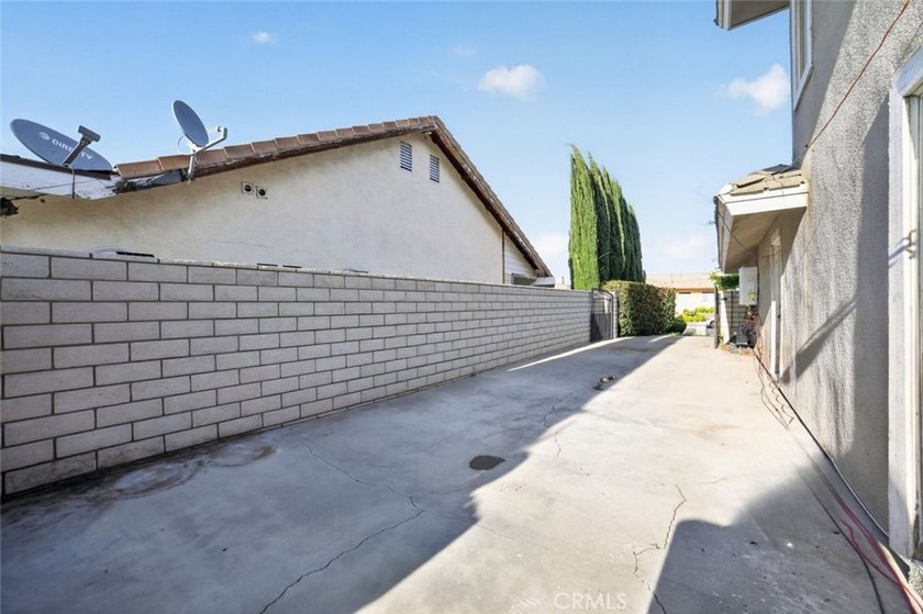 Expansive Victorville residence offering 4650 sq ft of living - photo 10