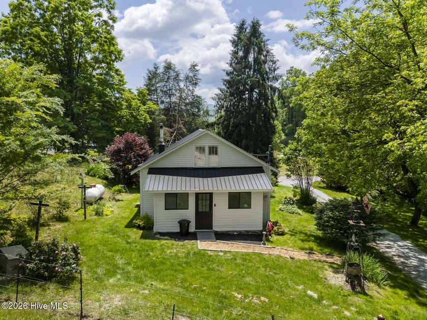 Discover a rare opportunity to own a charming 1940s mountain - photo 2