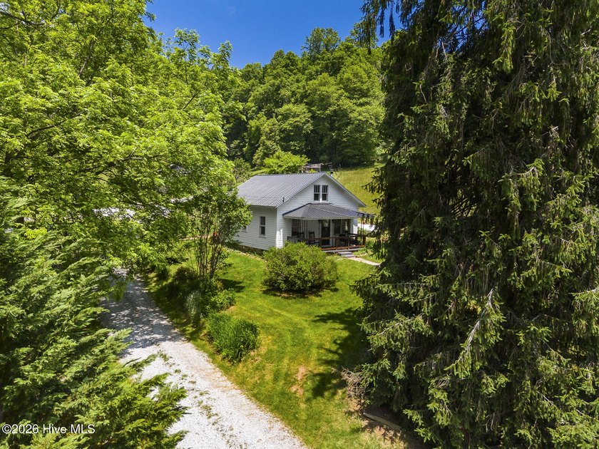 Discover a rare opportunity to own a charming 1940s mountain - photo 4
