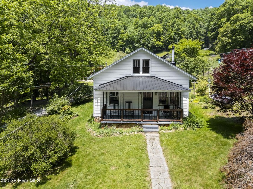 Discover a rare opportunity to own a charming 1940s mountain - photo 7