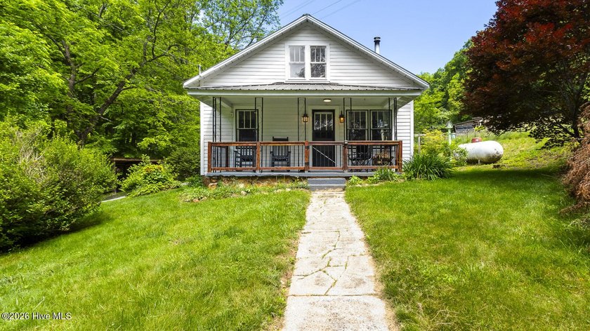 Discover a rare opportunity to own a charming 1940s mountain - photo 9