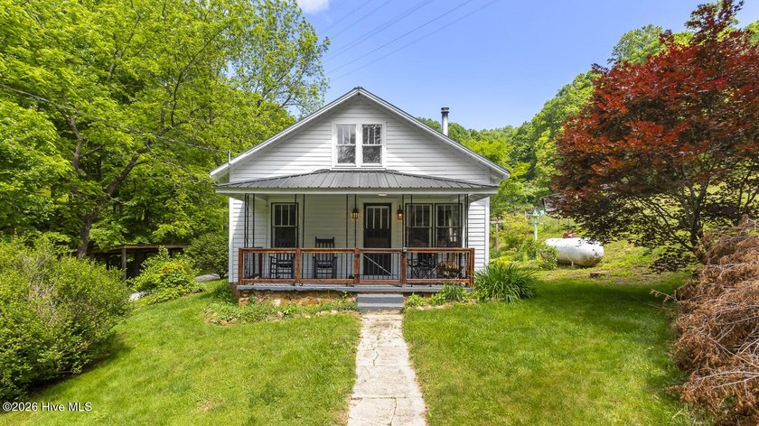 Discover a rare opportunity to own a charming 1940s mountain - photo 10