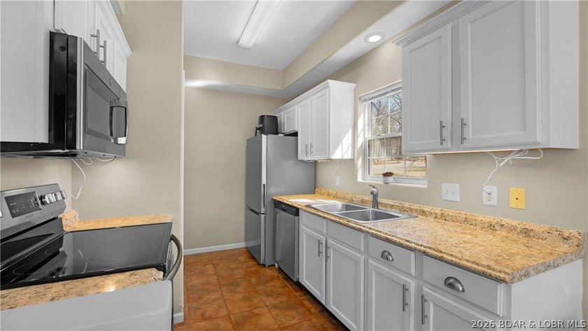 Hard-to-find end-unit townhome in the heart of Lake Ozark with - photo 4
