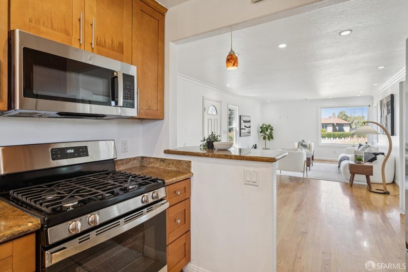 Welcome to this inviting 3-bedroom, 2-bathroom ranch-style home - photo 11