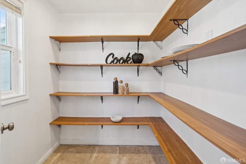Welcome to this inviting 3-bedroom, 2-bathroom ranch-style home - photo 12