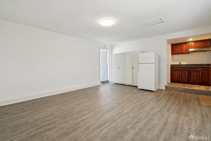 Welcome to this inviting 3-bedroom, 2-bathroom ranch-style home - photo 31