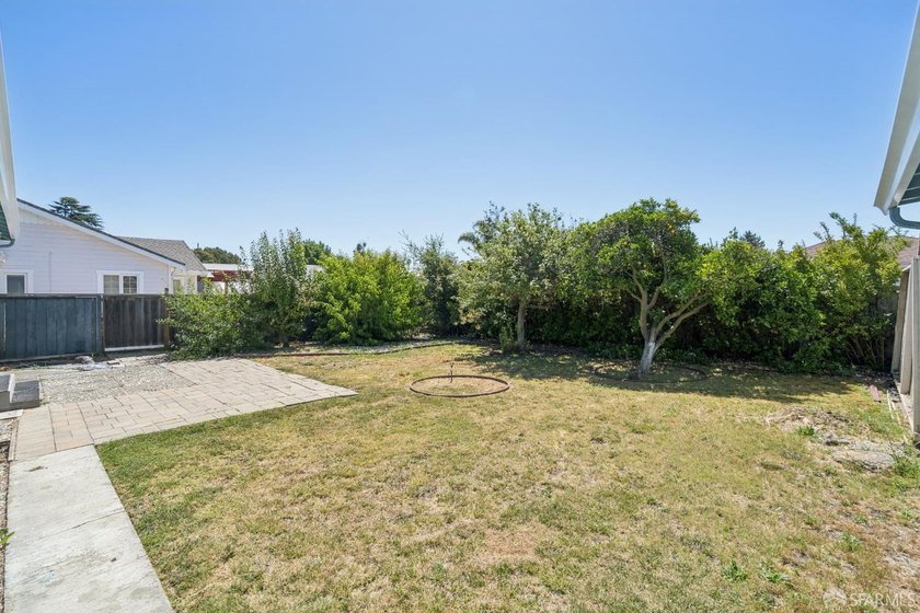 Welcome to this inviting 3-bedroom, 2-bathroom ranch-style home - photo 34