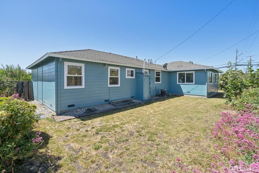 Welcome to this inviting 3-bedroom, 2-bathroom ranch-style home - photo 38