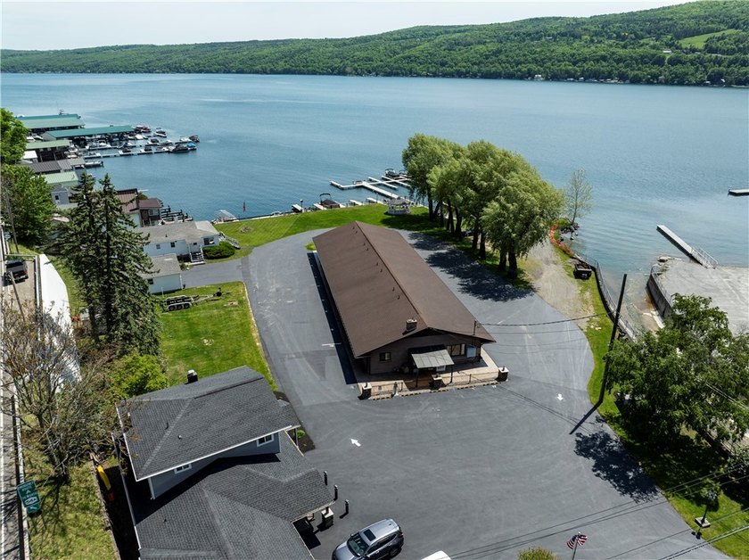 The Keuka Lakeside Inn presents a rare opportunity to acquire a - photo 2