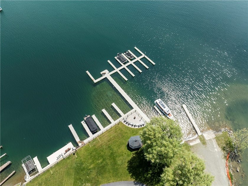 The Keuka Lakeside Inn presents a rare opportunity to acquire a - photo 4