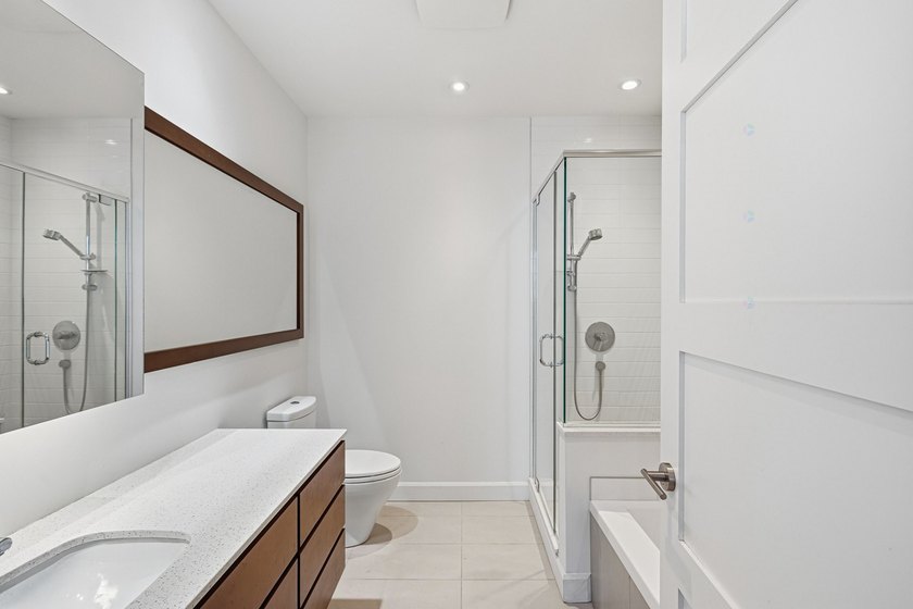 Located in the prestigious EVOLO project on Ile-des-Soeurs, this - photo 12