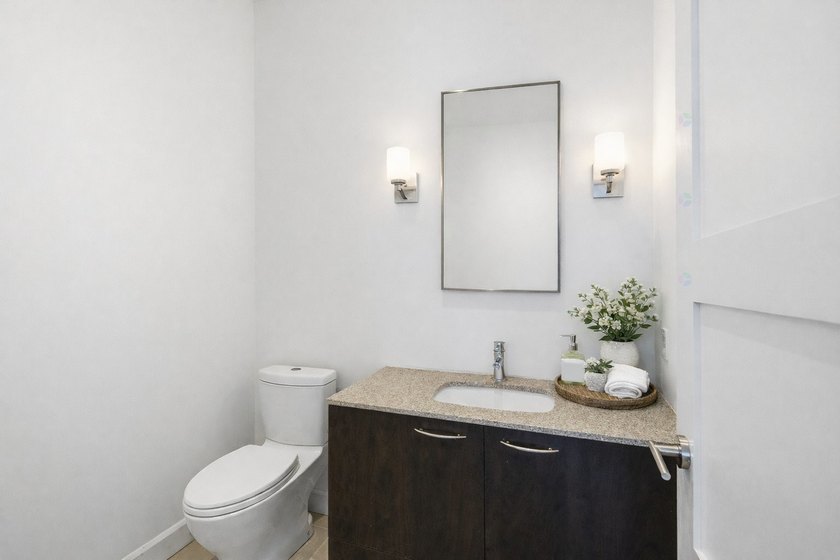 Located in the prestigious EVOLO project on Ile-des-Soeurs, this - photo 15