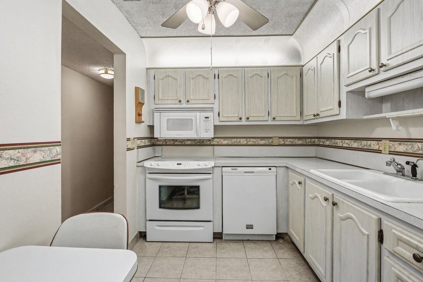 Move-in-Ready 2br/2ba Condo in a desirable 55+ community. Unit - photo 15