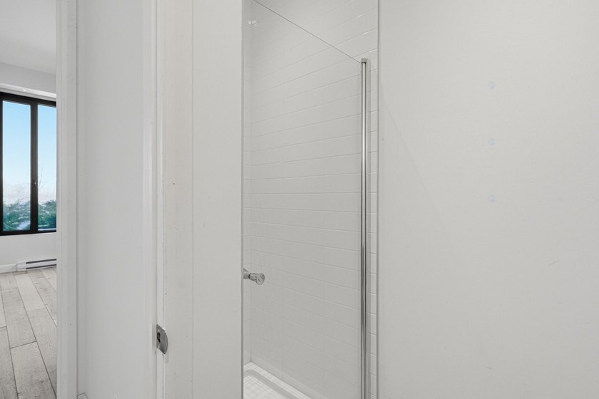 Located in the prestigious EVOLO project on Ile-des-Soeurs, this - photo 16