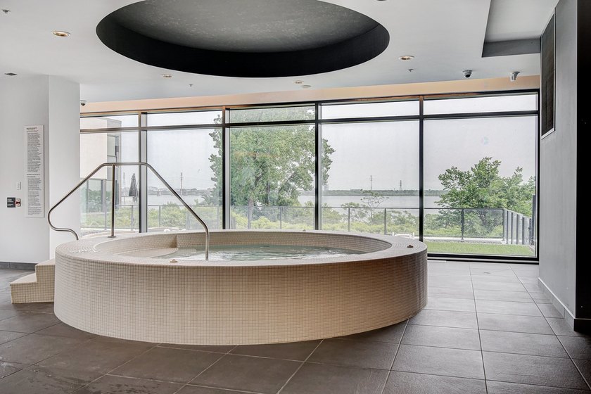 Located in the prestigious EVOLO project on Ile-des-Soeurs, this - photo 21
