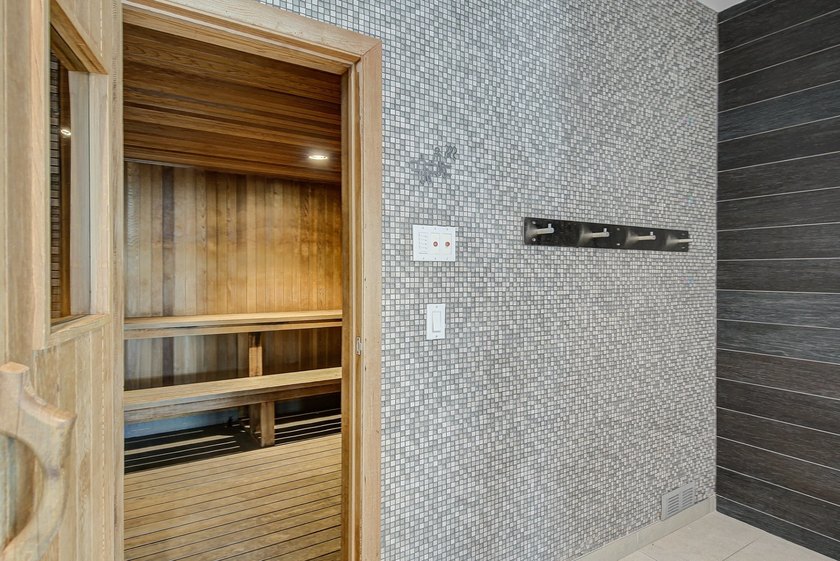 Located in the prestigious EVOLO project on Ile-des-Soeurs, this - photo 22