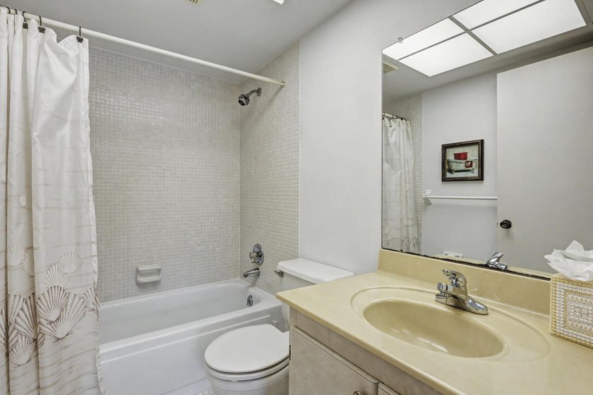 Move-in-Ready 2br/2ba Condo in a desirable 55+ community. Unit - photo 23