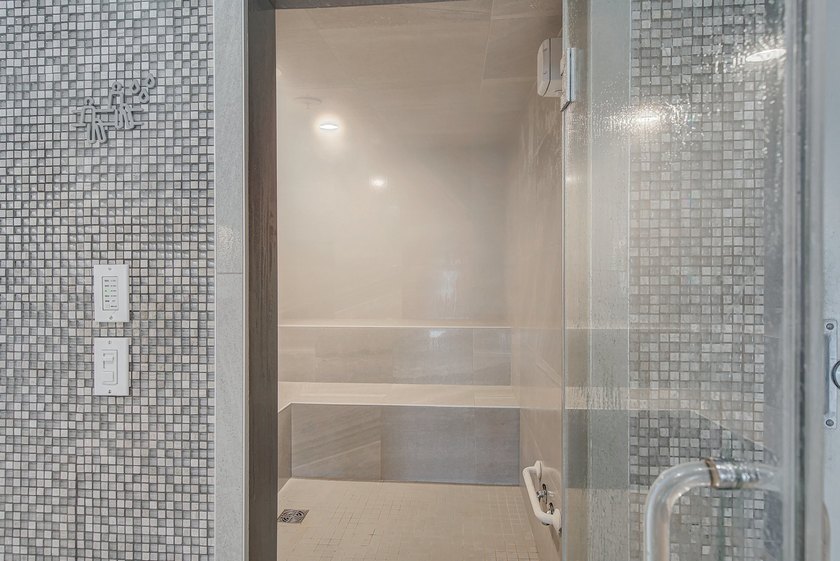Located in the prestigious EVOLO project on Ile-des-Soeurs, this - photo 24