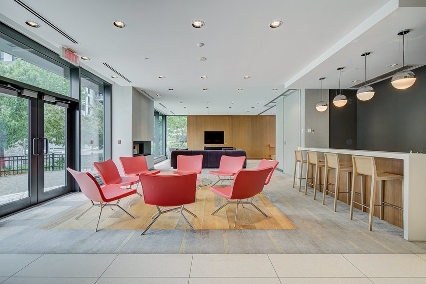 Located in the prestigious EVOLO project on Ile-des-Soeurs, this - photo 27