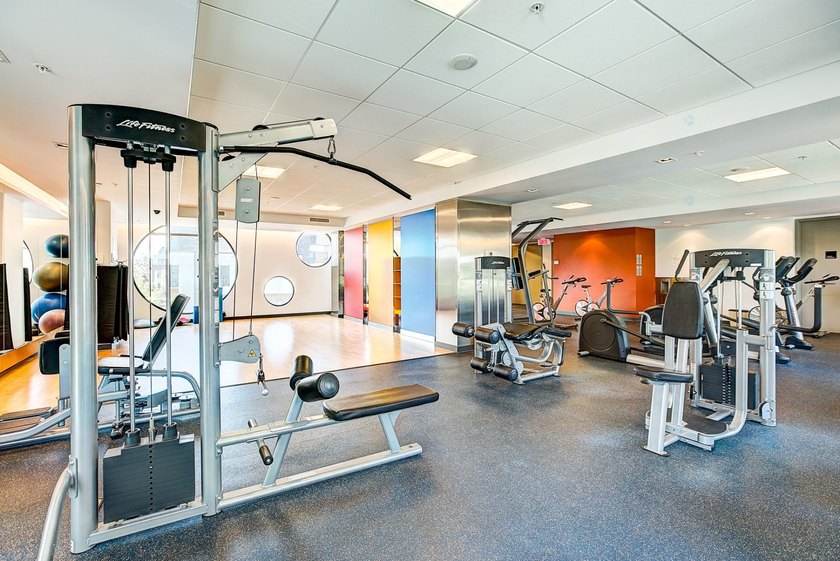 Located in the prestigious EVOLO project on Ile-des-Soeurs, this - photo 32