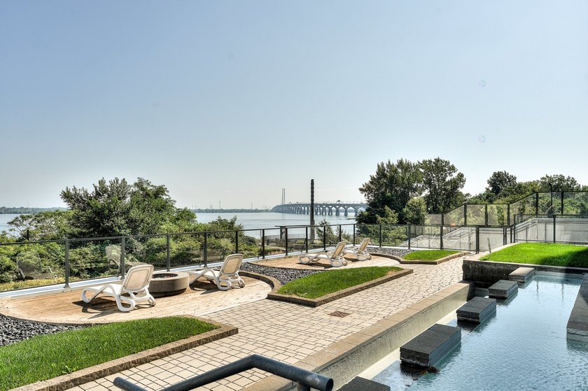 Located in the prestigious EVOLO project on Ile-des-Soeurs, this - photo 35