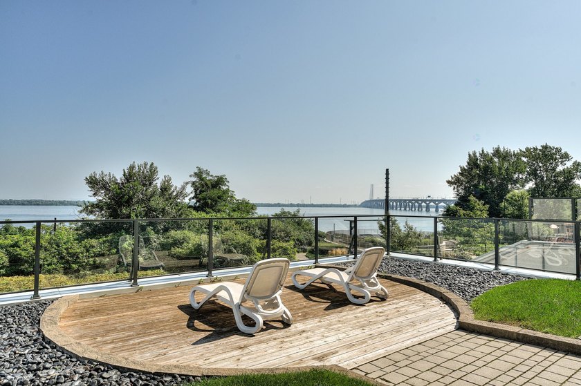 Located in the prestigious EVOLO project on Ile-des-Soeurs, this - photo 36