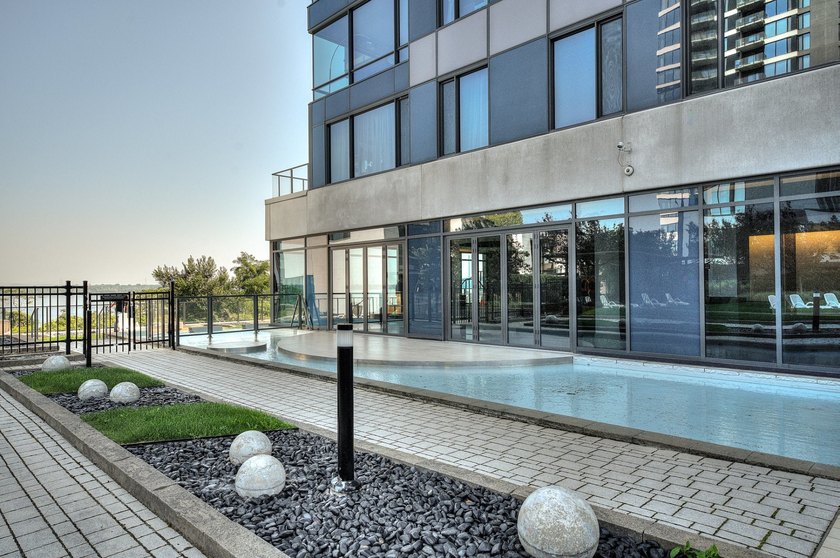 Located in the prestigious EVOLO project on Ile-des-Soeurs, this - photo 38