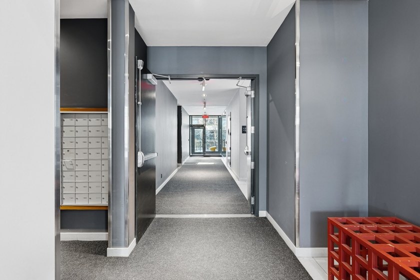 Located in the prestigious EVOLO project on Ile-des-Soeurs, this - photo 44