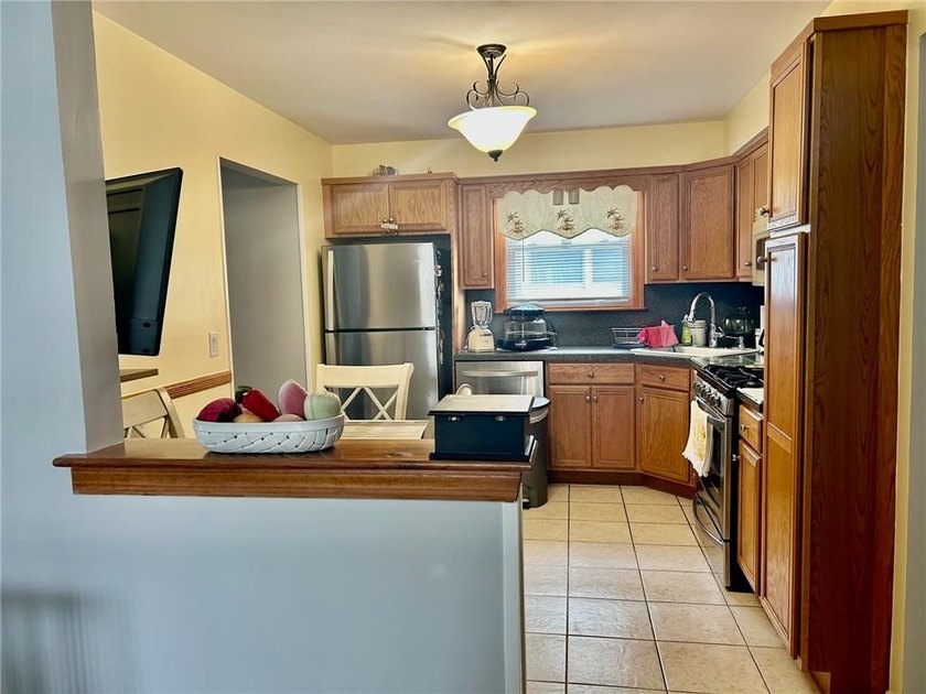 Discover this beautiful, well-maintained single family ranch - photo 8