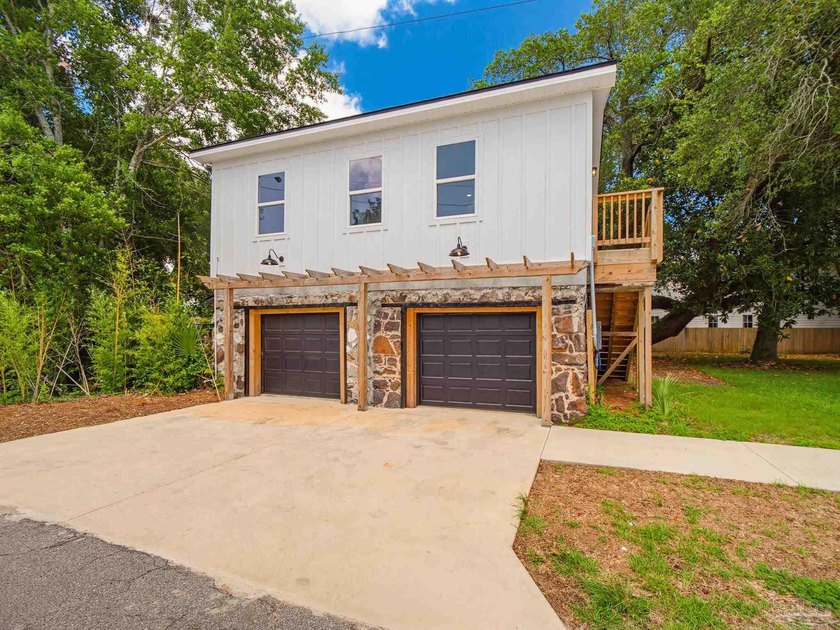 **STR &amp; MULTI-FAMILY!** Just bring flowers! This 1919 built - photo 3