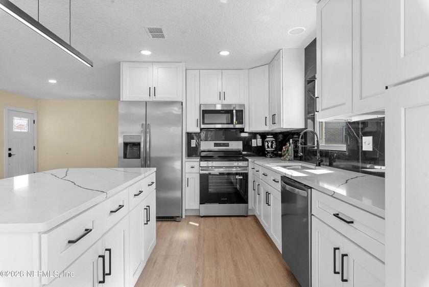 Beautiful charming with many tasteful updates 4 - 2 Block-Brick - photo 12