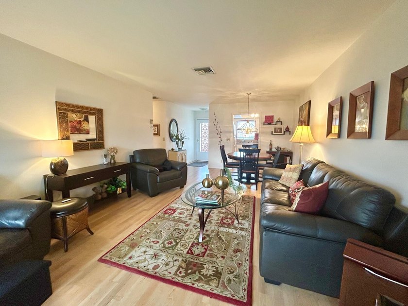Elegantly decorated 2 bedroom 2 bath Villa located in the 55+ - photo 12