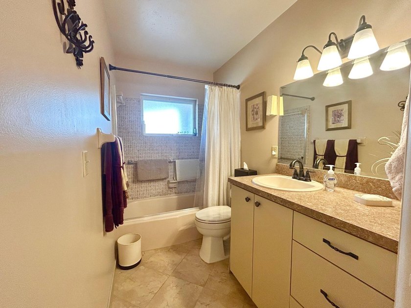 Elegantly decorated 2 bedroom 2 bath Villa located in the 55+ - photo 24