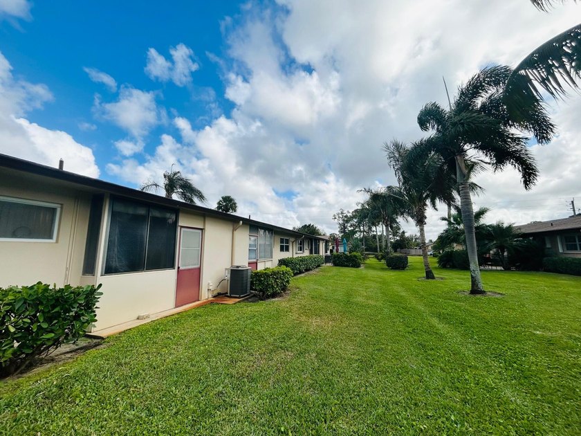 Elegantly decorated 2 bedroom 2 bath Villa located in the 55+ - photo 26
