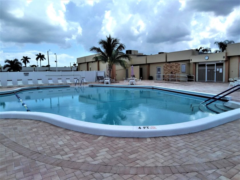Elegantly decorated 2 bedroom 2 bath Villa located in the 55+ - photo 33