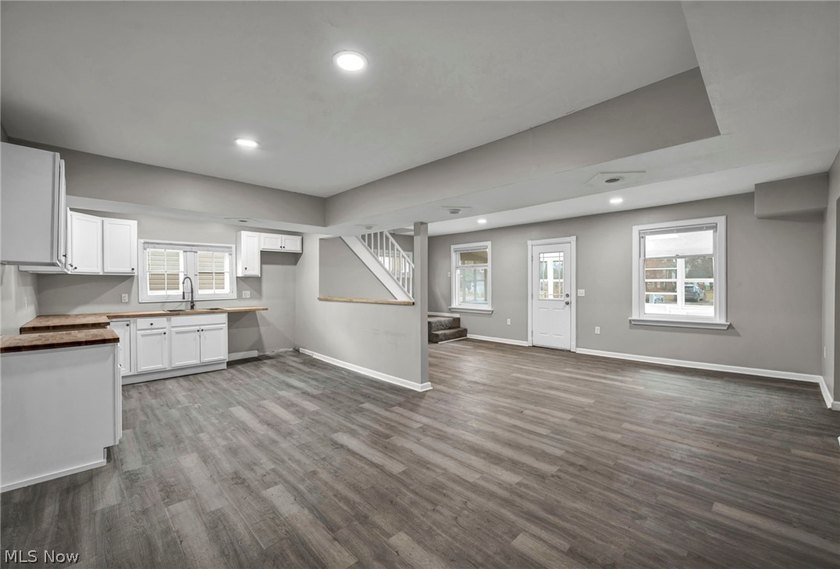 Welcome to this beautifully updated 3-bedroom, 2-bathroom home - photo 11
