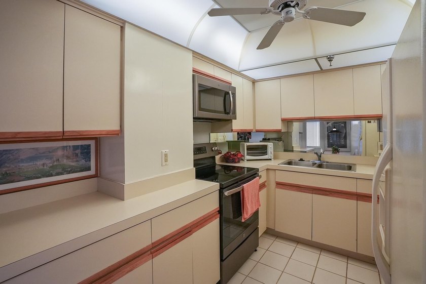 Light-filled &amp; spacious is this luxurious OCEANFRONT 2-bedroom - photo 15