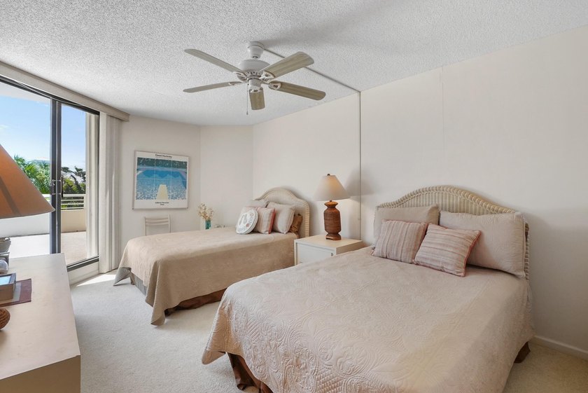 Light-filled &amp; spacious is this luxurious OCEANFRONT 2-bedroom - photo 18