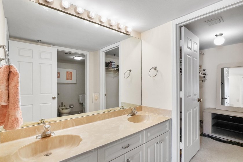 Light-filled &amp; spacious is this luxurious OCEANFRONT 2-bedroom - photo 22