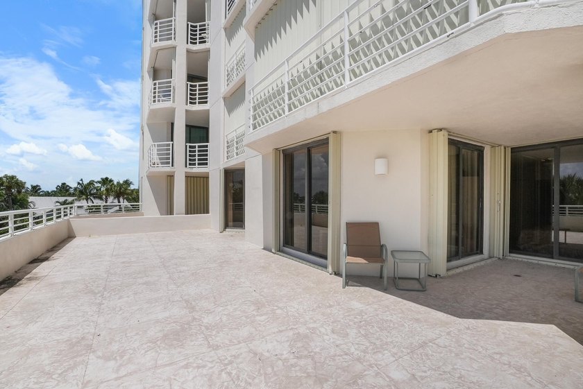Light-filled &amp; spacious is this luxurious OCEANFRONT 2-bedroom - photo 24