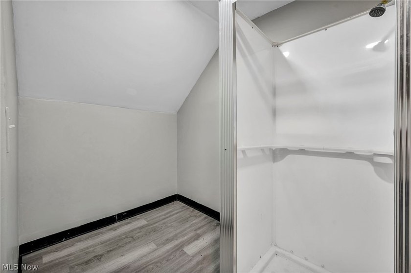 Welcome to this beautifully updated 3-bedroom, 2-bathroom home - photo 31