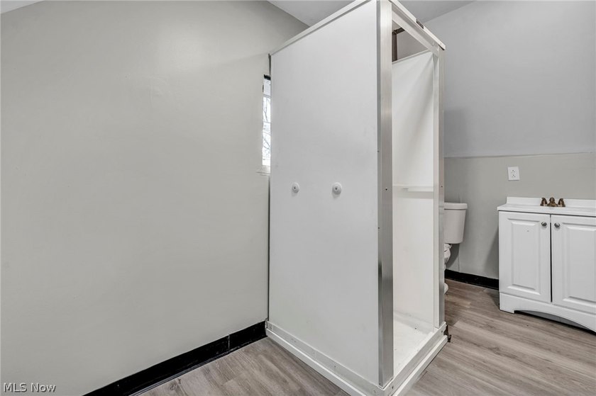 Welcome to this beautifully updated 3-bedroom, 2-bathroom home - photo 32