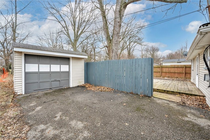 Welcome to this beautifully updated 3-bedroom, 2-bathroom home - photo 33
