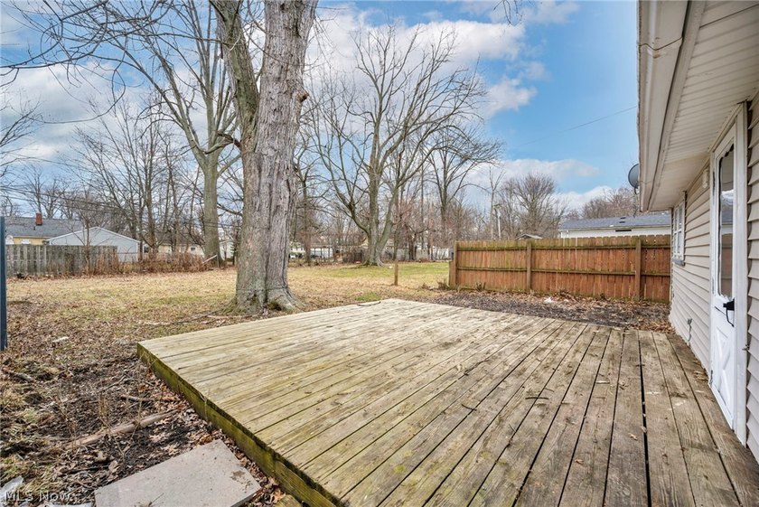 Welcome to this beautifully updated 3-bedroom, 2-bathroom home - photo 34