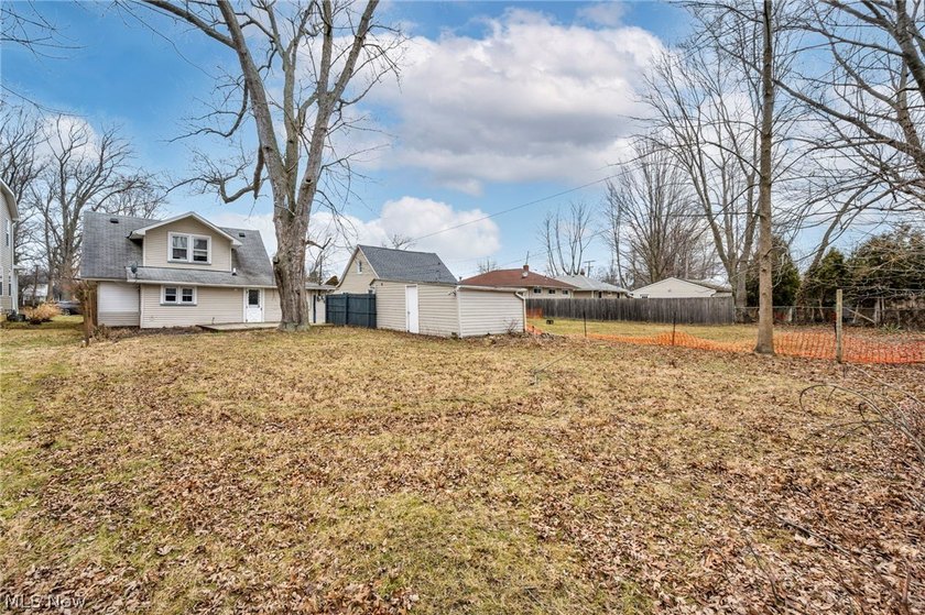 Welcome to this beautifully updated 3-bedroom, 2-bathroom home - photo 36