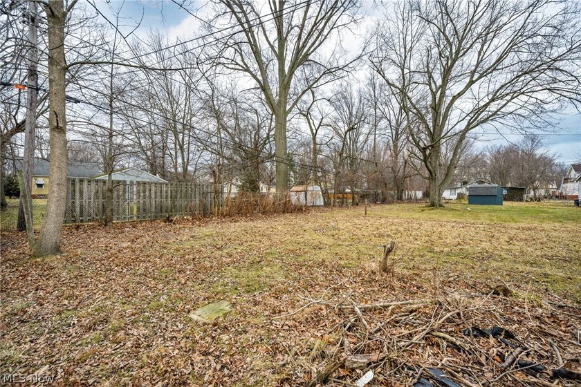 Welcome to this beautifully updated 3-bedroom, 2-bathroom home - photo 37