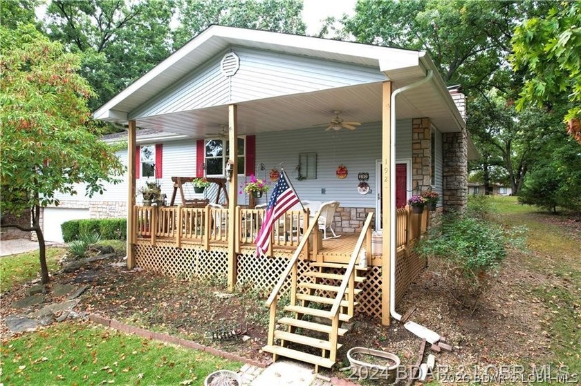 Four connected lots, nearly 2,900 square feet, three full baths - photo 3