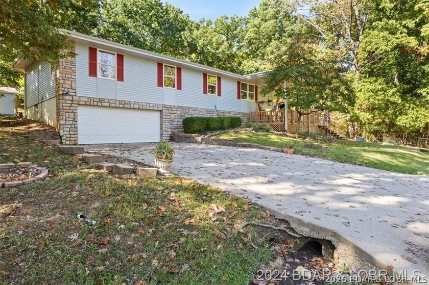 Four connected lots, nearly 2,900 square feet, three full baths - photo 4