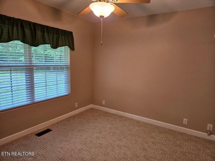 Well maintained home located in Lake Tansi is ready and waiting - photo 19
