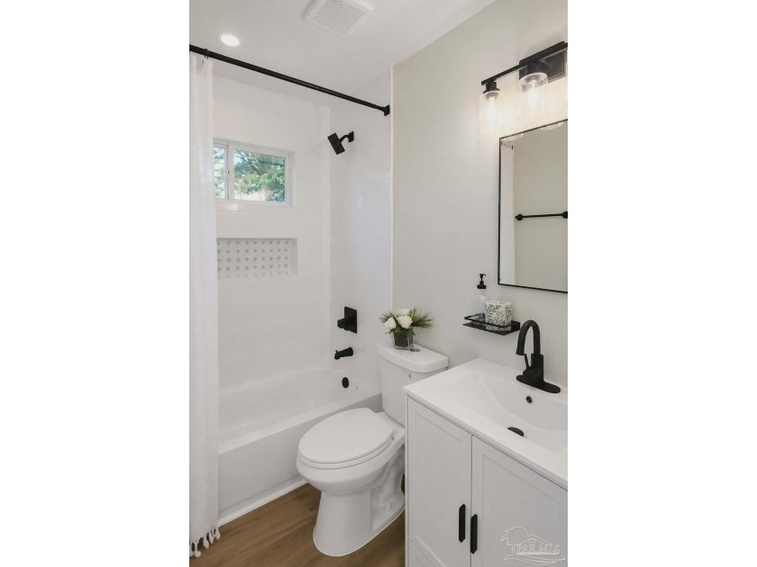 Welcome home to this warm and inviting Pensacola cottage - photo 8